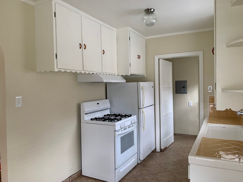 Kitchen - 318 N Bushnell Ave