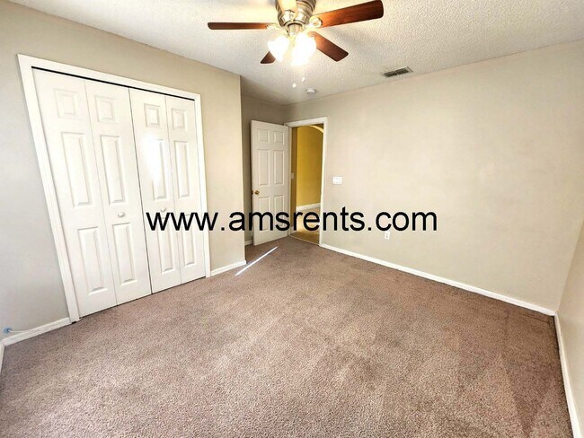 Building Photo - Large 4/2 Home With 2 Car Garage In Poinciana