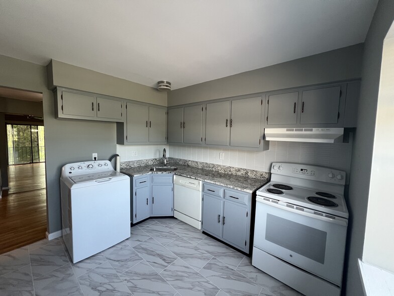 Building Photo - 908 Silver Ct