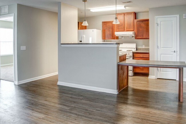 Building Photo - 3 br, 1 bath Apartment - Brennan Pointe II
