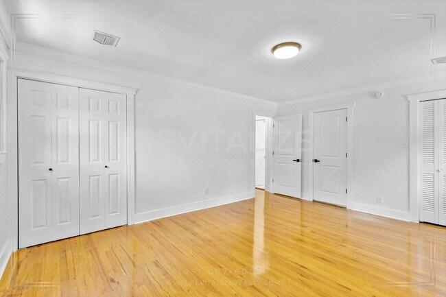 Building Photo - Newly Renovated 3 Bed / 2.5 Bath with Doub...
