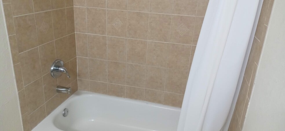 Hot tub - 7530 SW 82nd St