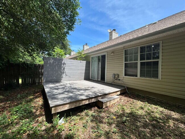 Building Photo - 2 bed/2 bath with new paint and flooring! Pets are welcome! New Back Porch!
