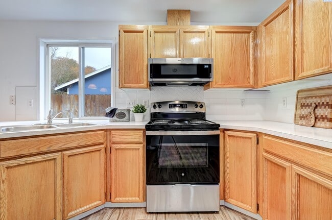 Building Photo - Nice Home, Yard care Included