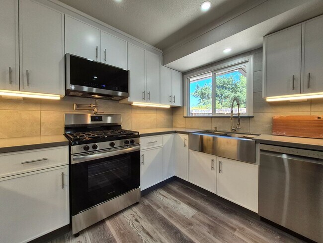 Building Photo - 3 Bedroom Home Near Montgomery Village
