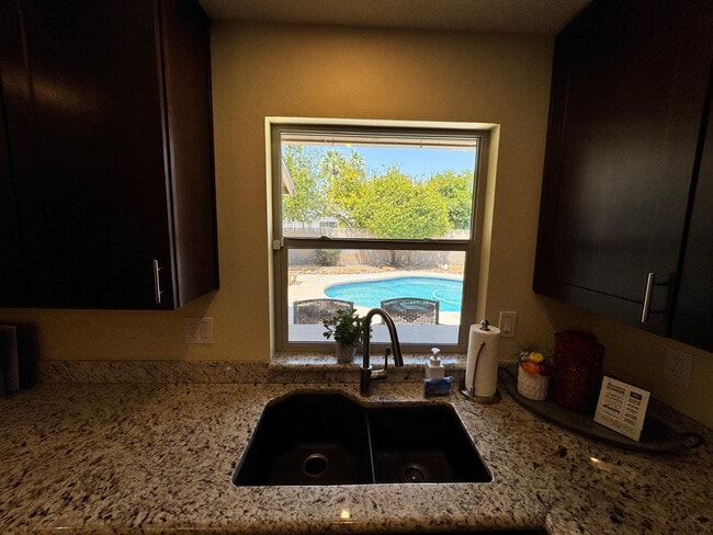 Building Photo - 8238 E Vista Dr