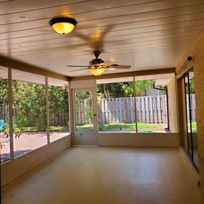 Building Photo - Location, convenience, comfort. This 4 bedroom plus den, 2 bath has it all!