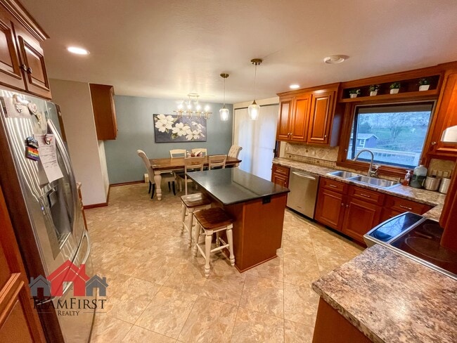 Building Photo - 910 Pine Ridge Dr