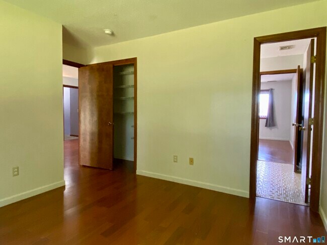 Building Photo - 1104 Summer Hill Dr