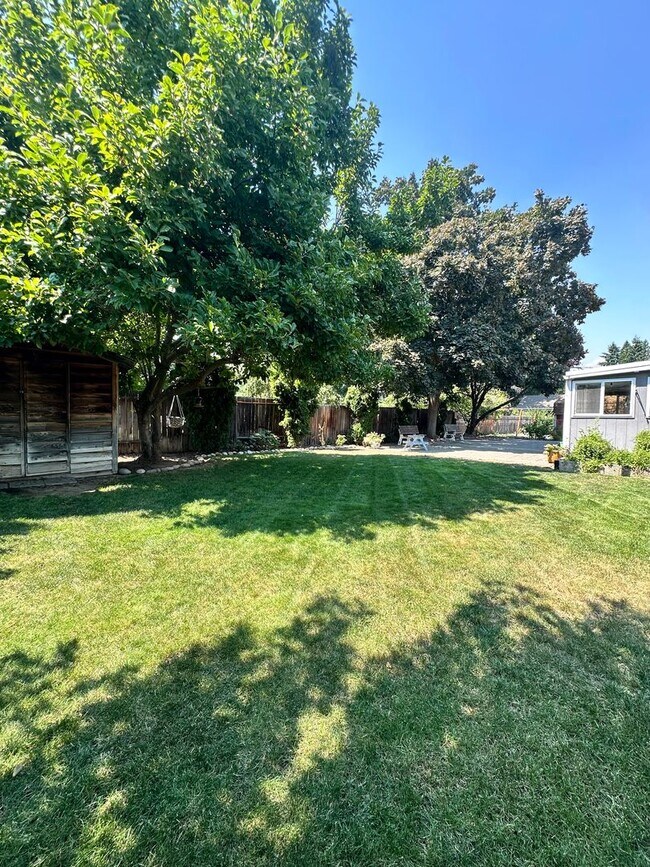 Building Photo - Beautifully Remodeled 3 Bedroom, 2 Bathroom Home – Move-In Ready!