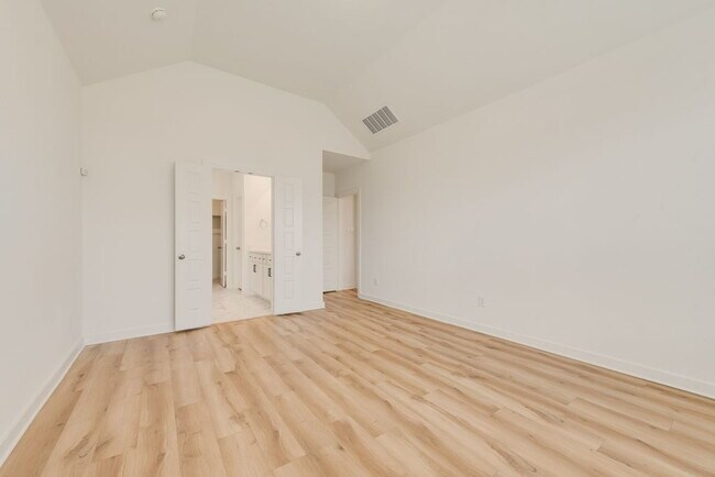 Building Photo - Beautiful 5 bedroom 3 full bath home in the heart of Heartland!