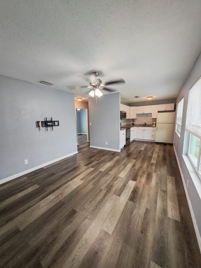 Building Photo - Charming 2-Bedroom Duplex Near Fossil Park...