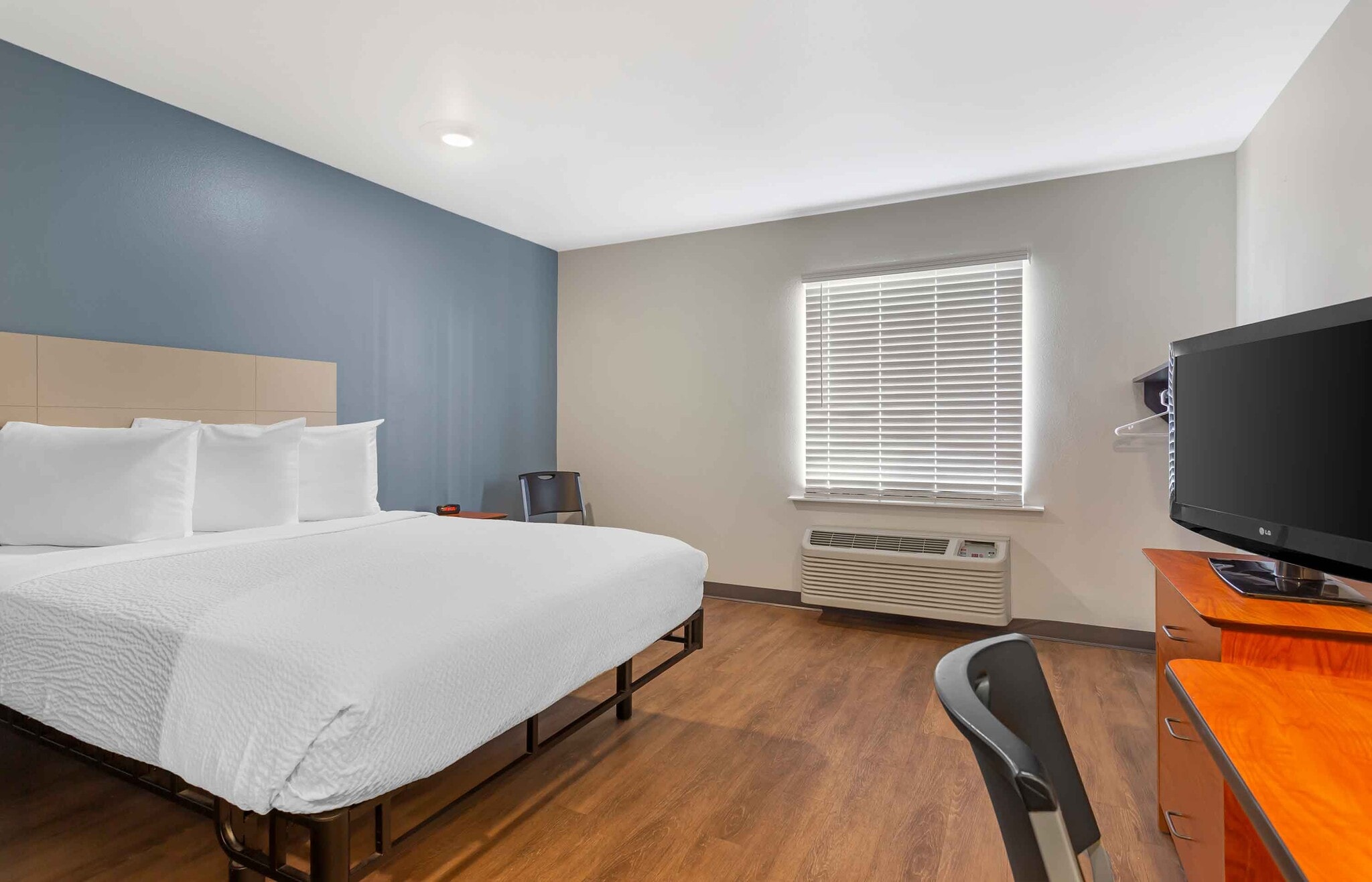 Building Photo - Furnished Studio-Fort Myers
