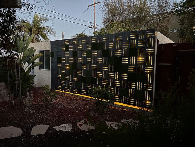 Building Photo - CHARMING! BACKYARD OASIS! REAL HARDWOOD FLOORS! FULL SIZED WASHER/DRYER! OFF OF ADAMS AVE!