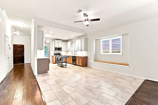 Building Photo - 24418 Lakecrest Bend Dr