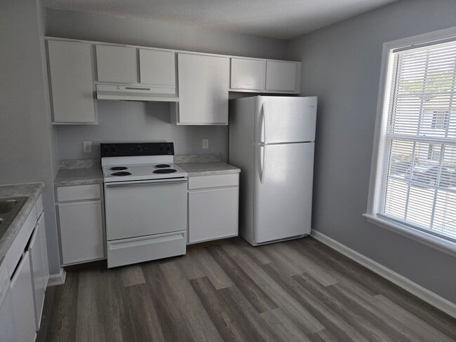 Building Photo - 2 Bedroom 1 Bath Upstairs Unit