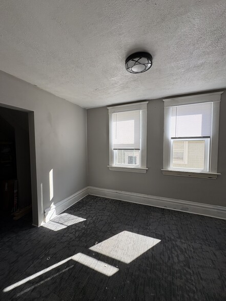 Building Photo - 714 S 1st Ave