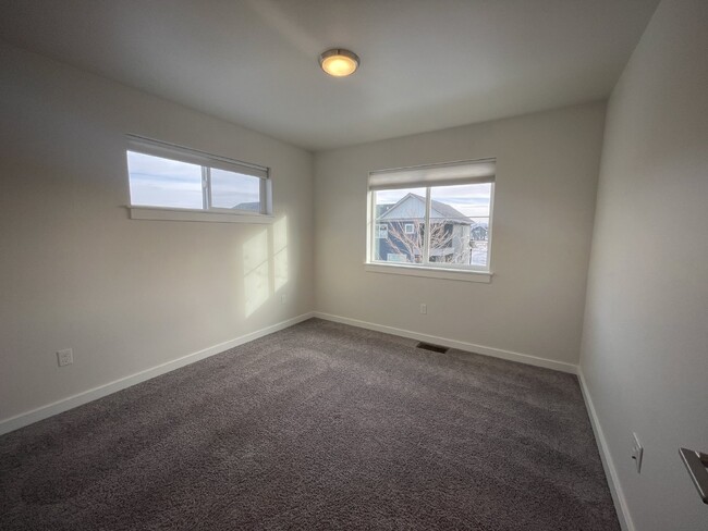 Building Photo - Light and Bright 4 Bedroom in the Lakes at...