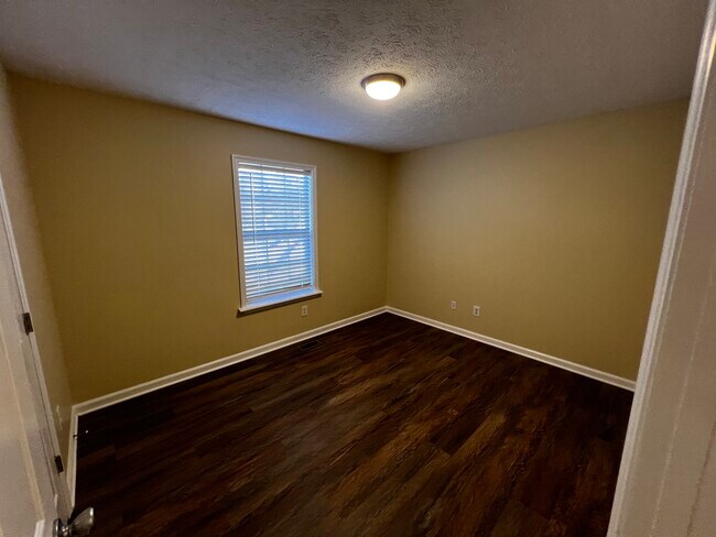 Building Photo - 5220 Redfield Dr