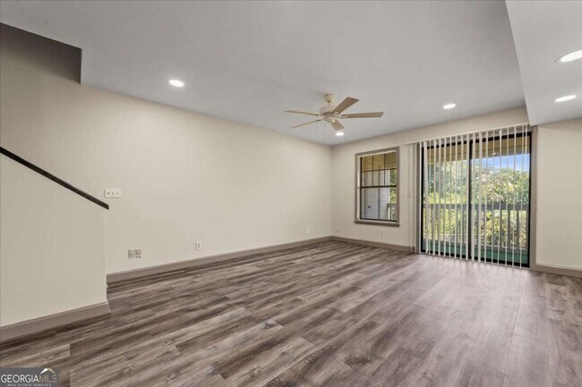 Building Photo - 210 Appleby Dr