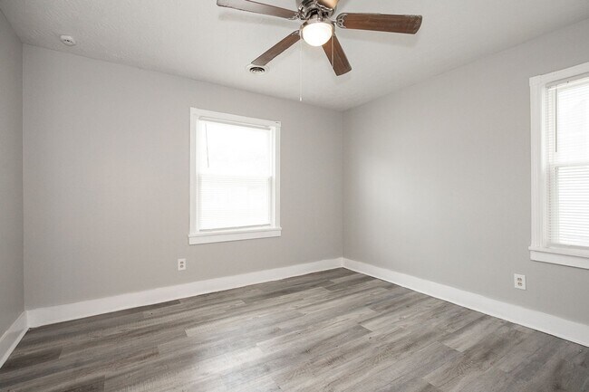 Building Photo - 3 bedroom/1 bath Single House!