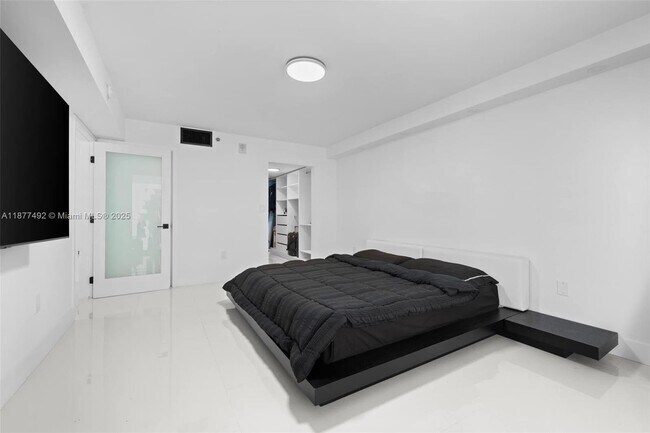 Building Photo - 1200 Brickell Bay Dr
