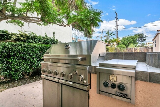 Building Photo - Great detached Home in Pacific Beach! Avai...