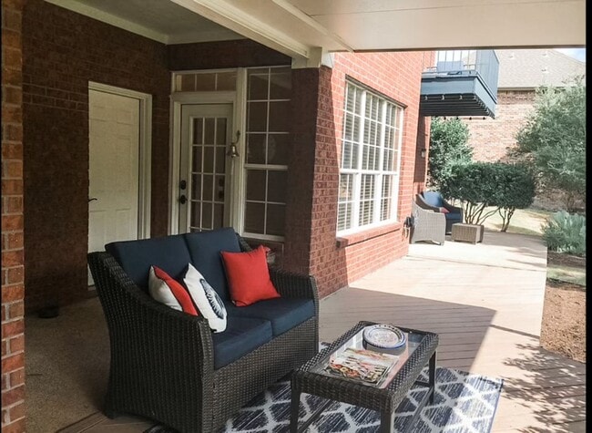 Building Photo - Mill Creek Executive Home Overlooking Golf Course at 17th Tee