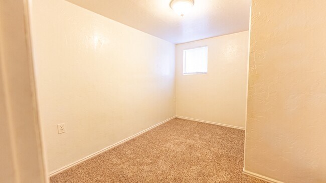 Building Photo - 725 N 10th Ave