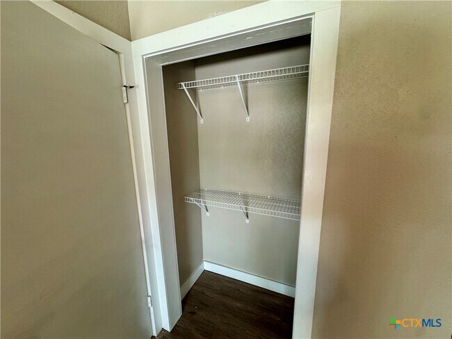 Building Photo - 1202 Thorpe Ln