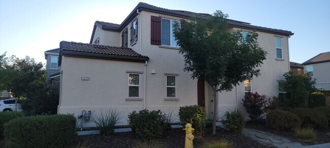 Building Photo - Gorgeous 4 bedroom 3 bath in Fiddyment Farm