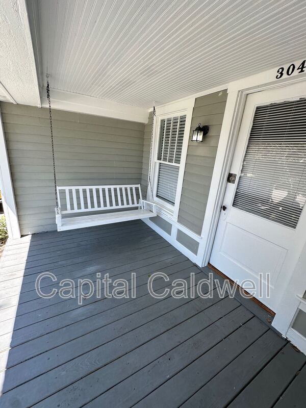 Building Photo - 304 E Hanna Ave