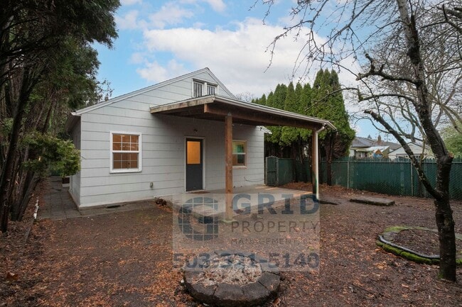 Building Photo - Spacious 4 Bedroom Single Family Home- South East Portland