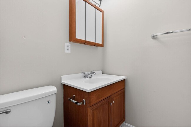 Building Photo - 3 Bedroom End Unit Townhouse in Culpeper