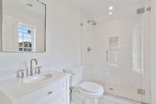 Building Photo - 134 Rowayton Ave