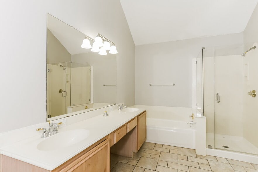 Building Photo - 1211 Old Knoll Dr