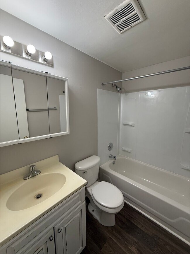 Building Photo - Spacious 2-Bedroom Townhome – Move-In Ready!