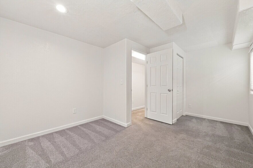 Building Photo - 8480 S Upham Way