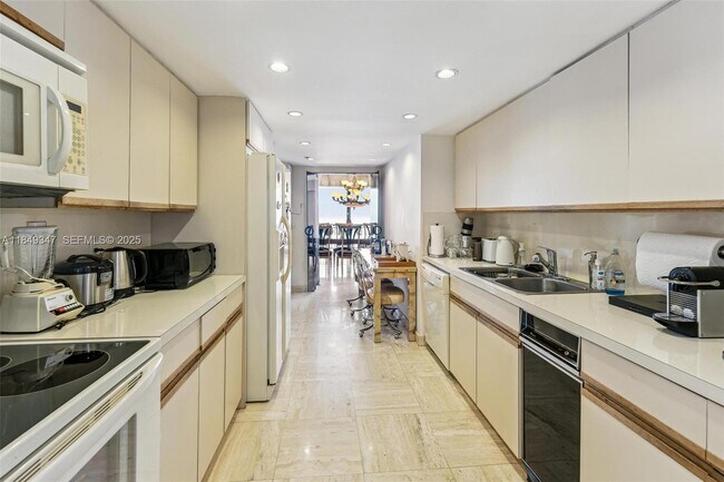 Building Photo - 10175 Collins Ave