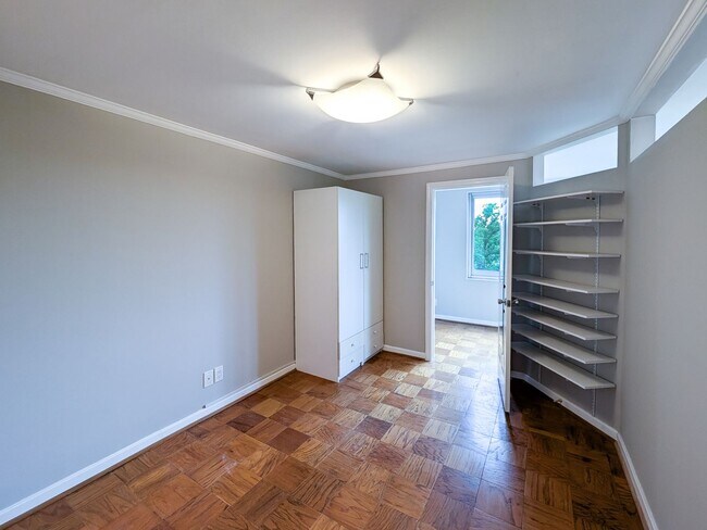 Building Photo - Sunny Top-Floor Junior 1BD Condo Near Down...