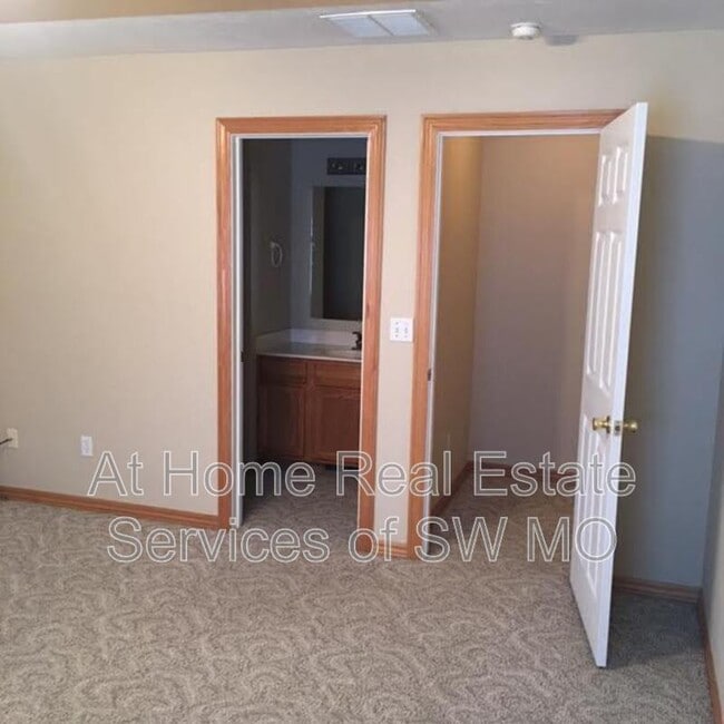 Building Photo - 3033 N Fremont Ave