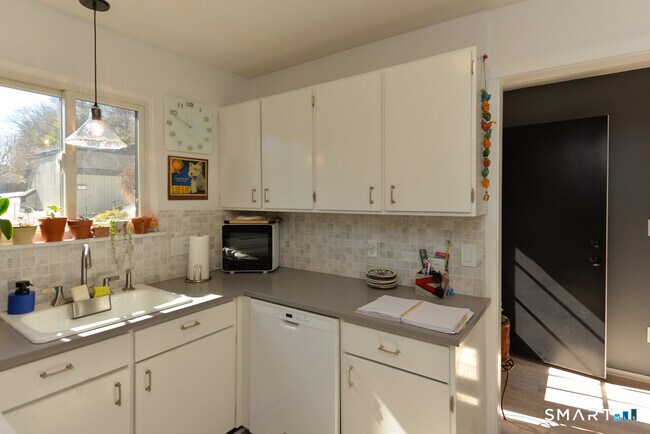 Building Photo - 44 Heritage Vlg