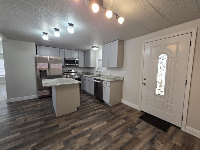 Building Photo - 2875 Bay Ave