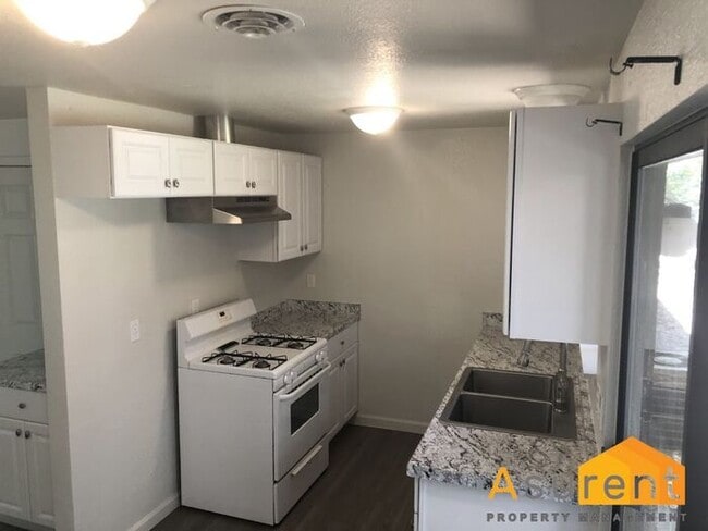 Building Photo - Fully Remodeled Duplex Available Now!