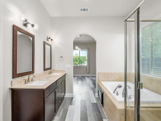 Building Photo - Beautifully Updated 4 Bedroom, 2.5 Bath in North Fresno