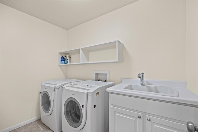 Building Photo - 7103 Mesa Dr