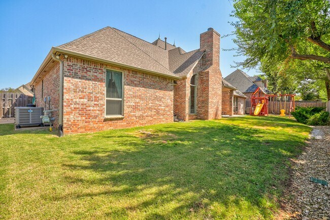 Building Photo - Luxury 5 Bedroom Home in Fairfax Estates + Safe Room + Memorial High + Easy Access to I-35