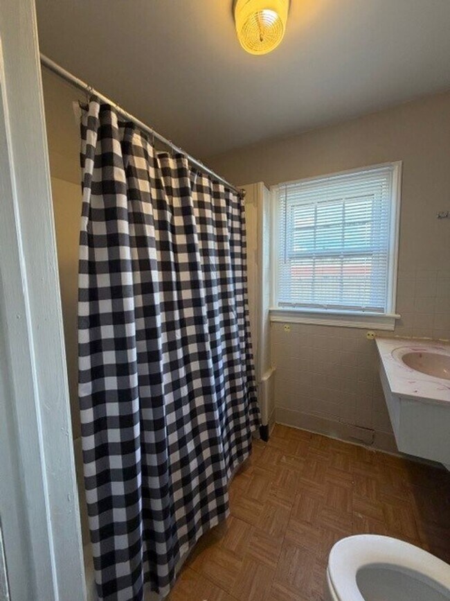 Building Photo - 3 bedroom 2 bed available NOW!