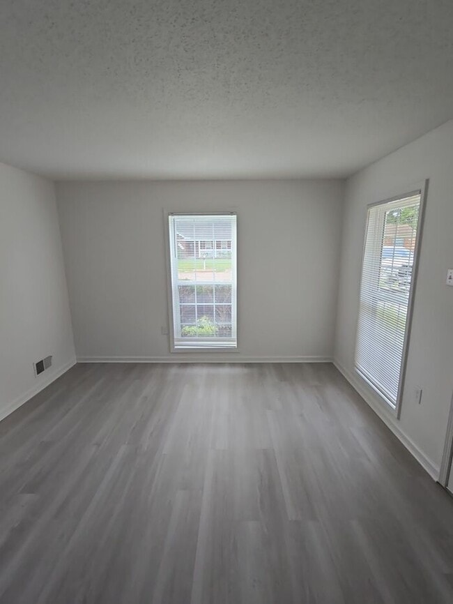 Building Photo - 5008 Clear Creek Dr