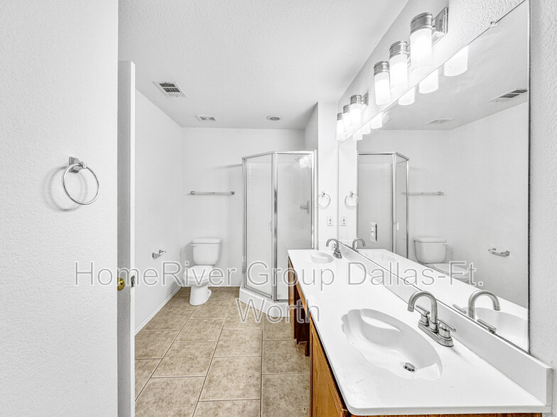 Building Photo - 3214 Creekside Dr